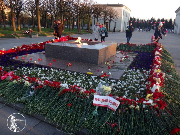 Вечный огонь в Санкт-Петербурге на Пискаревском кладбище