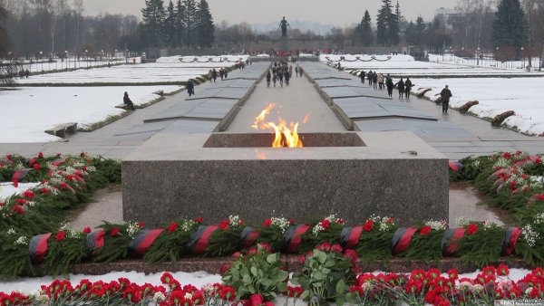 Пискарёвское мемориальное кладбище вечный огонь