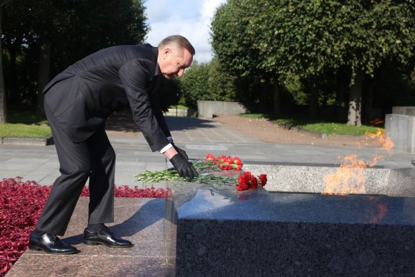 Вечный огонь в Санкт-Петербурге на Пискаревском кладбище