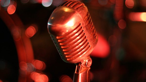 Красный микрофон Эстетика