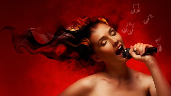 Девушка поет в микрофон