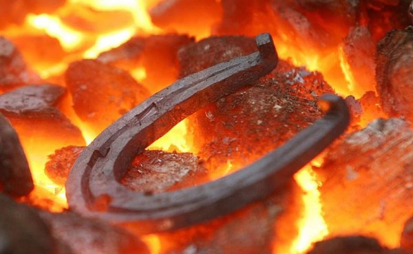 В кузнице РАСКАЛЕННЫЙ металл