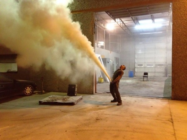 Мужик с огнетушителем