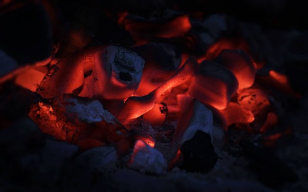 Тлеющие угли в камине