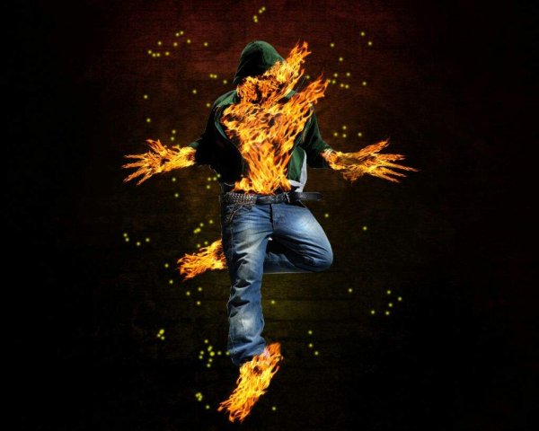 Человек в капюшоне в огне