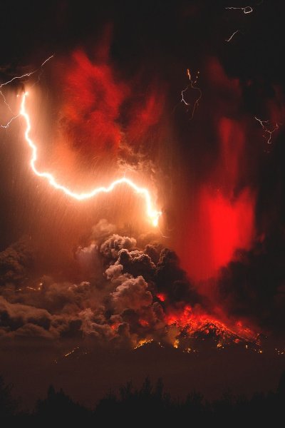 Огненный смерч и молния