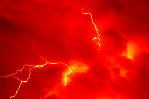 Красные молнии в небе