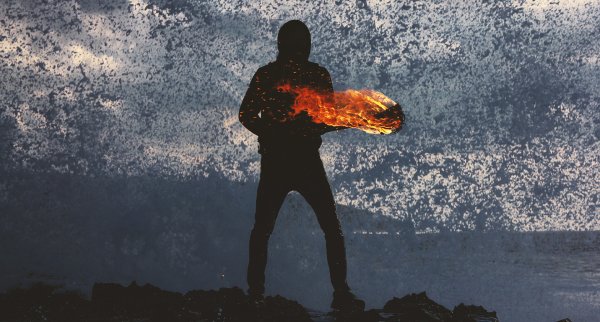 Силуэт человека в огне