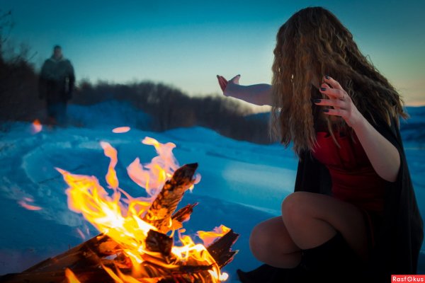 Красивая девушка у костра