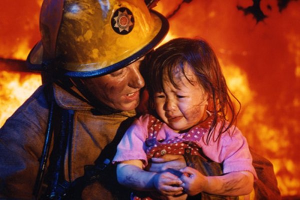 Пожарный спас ребенка