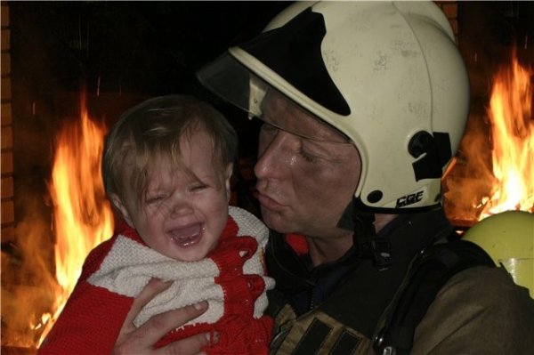 Пожарный спасает ребенка