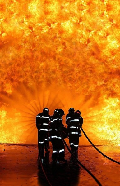 Пожарники на пожаре