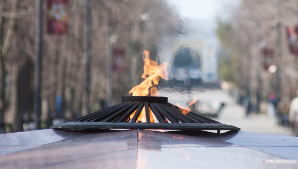 Мемориальный комплекс и вечный огонь на площади Победы. Ахтубинск