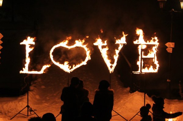 Горящие буквы на свадьбу