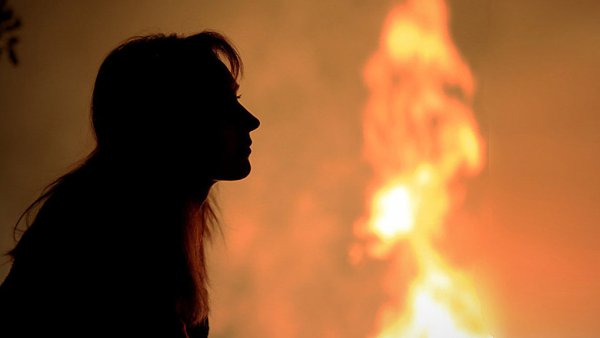 Девушка в горящем доме