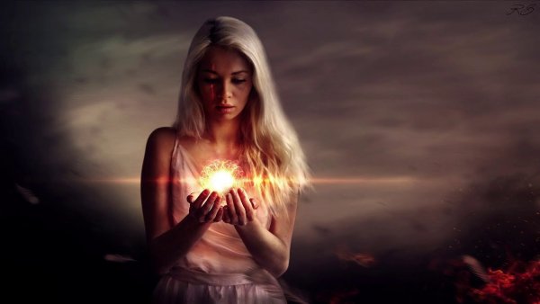 Девушка держит в руках свет