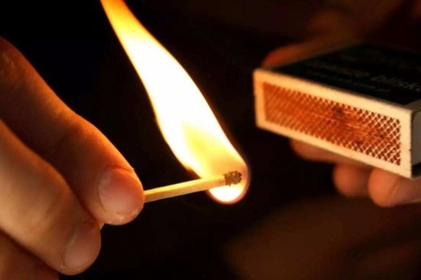 Рука со спичкой