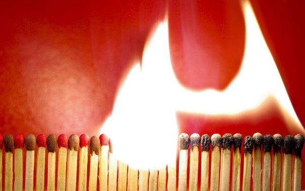 Спичка с огнем