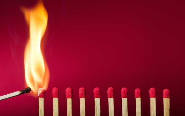 Горящая спичка