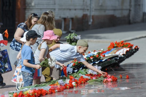 Возложение цветов дети