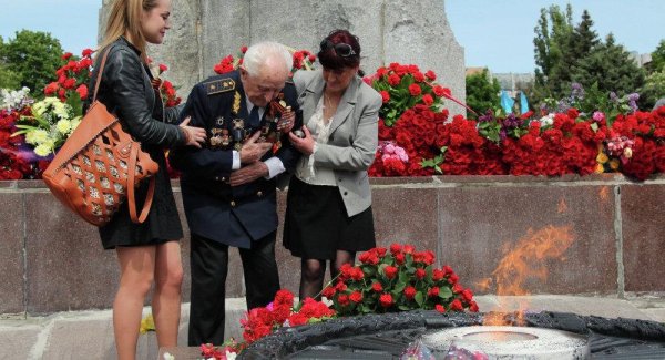 Ветераны у вечного огня