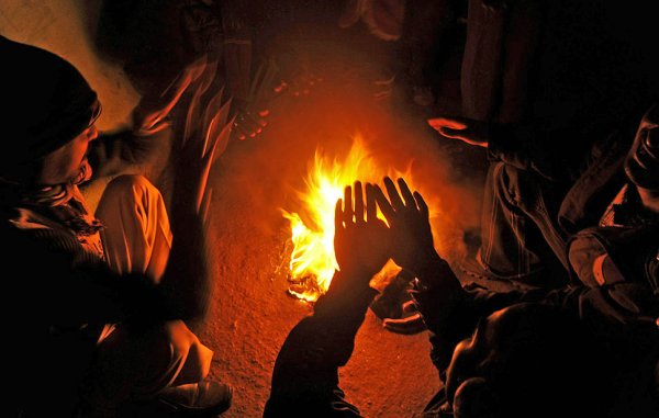 Греются у костра