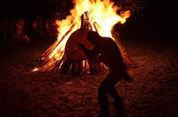Ритуальные танцы вокруг костра
