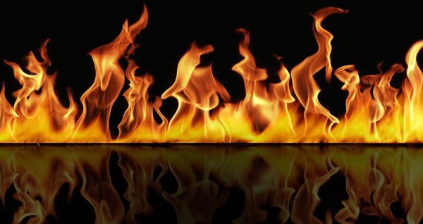 Пламя на черном фоне