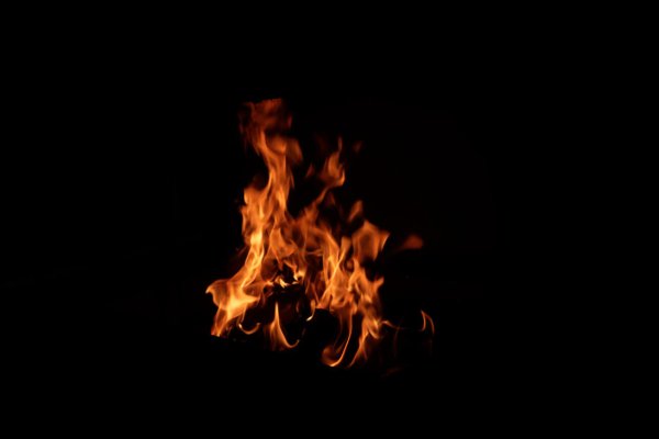 Языки пламени на черном фоне