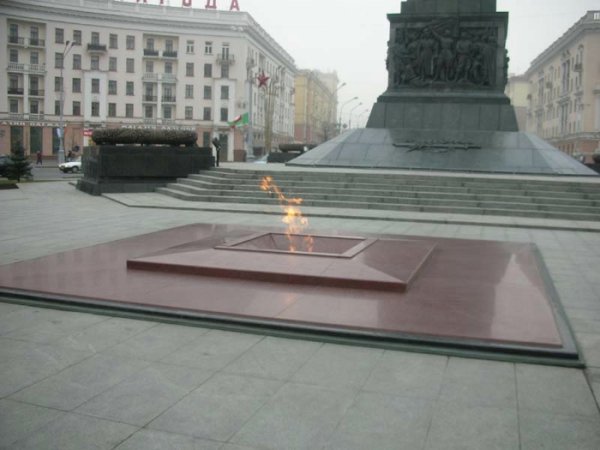 Памятник Победы и вечный огонь Минск