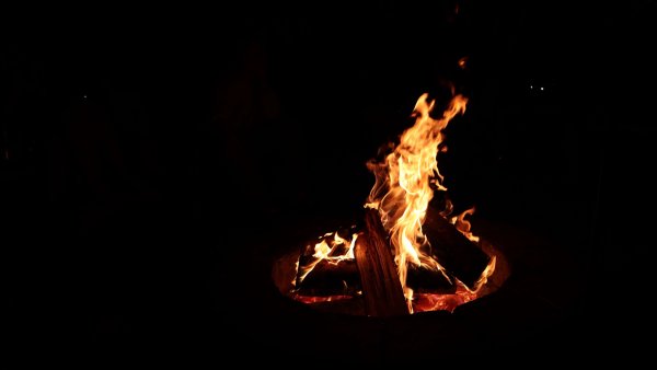 Костер на черном фоне