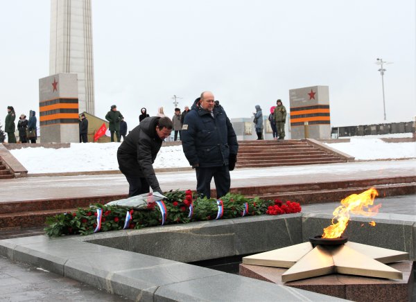 Горельеф «Скорбящей матери-родине» на площади славы
