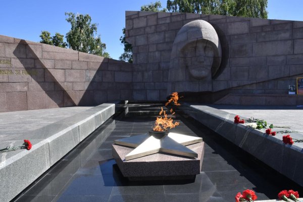 Горельеф «Скорбящей матери-родине» на площади славы