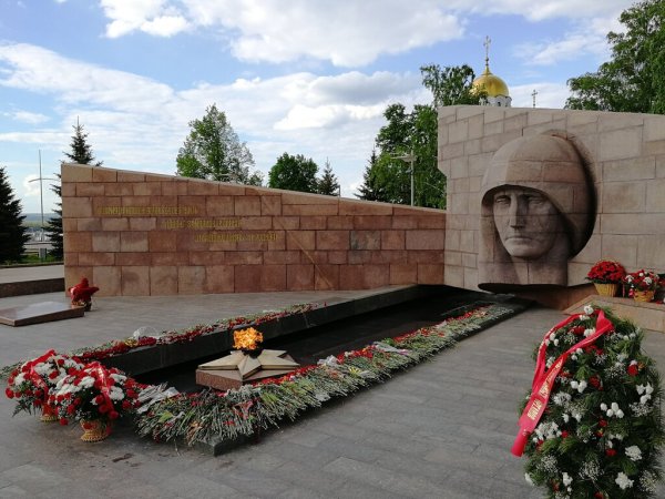 Вечный огонь и горельеф "Скорбящей матери-родине"
