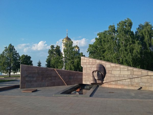 Горельеф «Скорбящей матери-родине» на площади славы