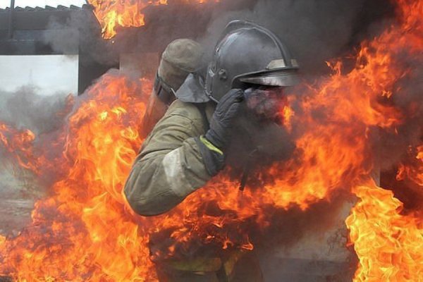 Пожарный в огне
