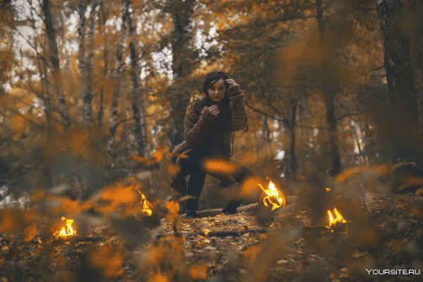 Костер в лесу осенью