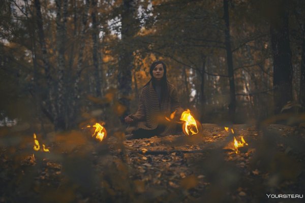 Шаманка в лесу у костра