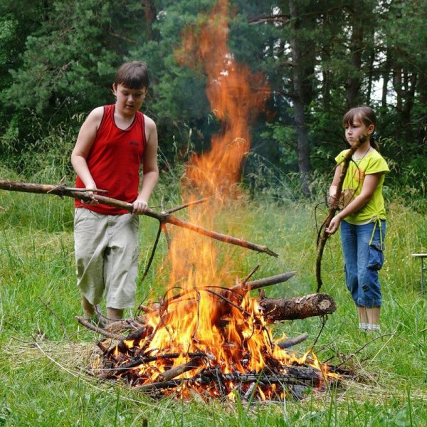 Разжигание костра в лесу