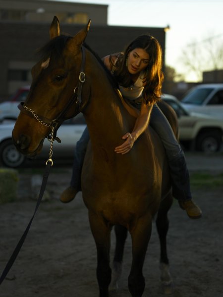 Женевьев Падалеки на лошади