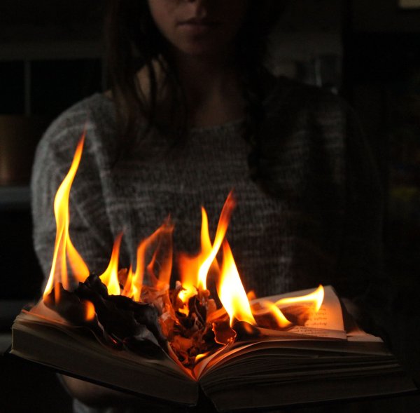 Горящая книга