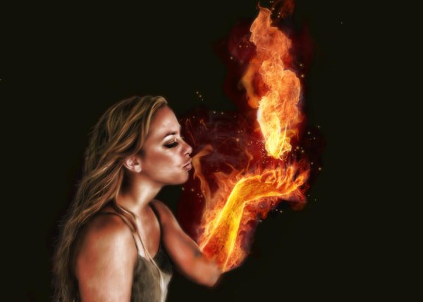 Женщина с огнем в руках