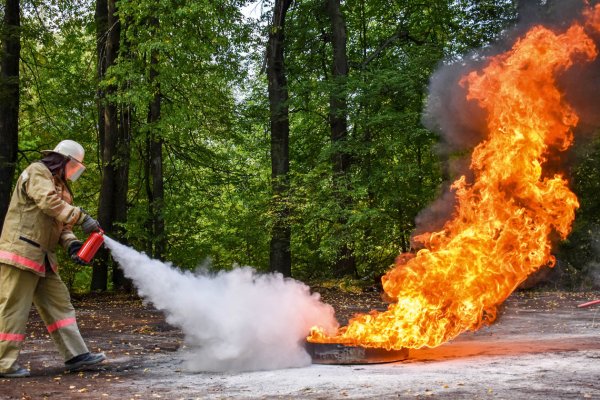 Огнетушитель и огонь