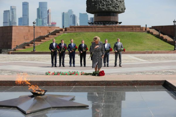 Вечный огонь на Поклонной горе в Москве