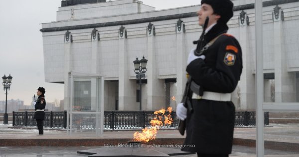 Почётный караул у вечного огня в Москве на Поклонной горе