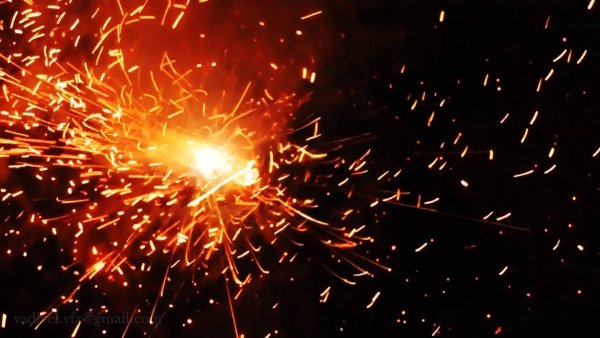 Искры от пламени