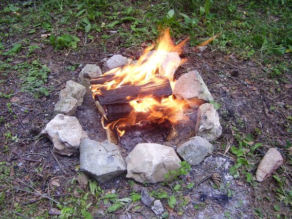 Костер обложенный камнями