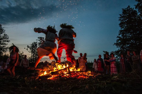 Купалле прыжки через костер