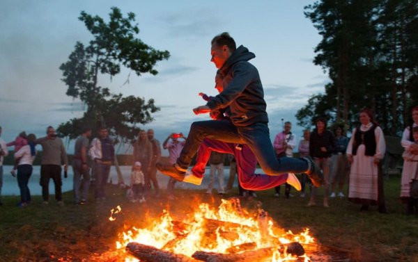 Прыгают через костер на Ивана Купала