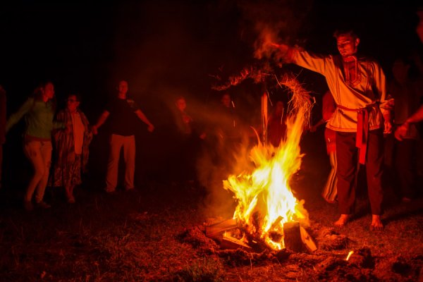 Белтайн прыжки через костер
